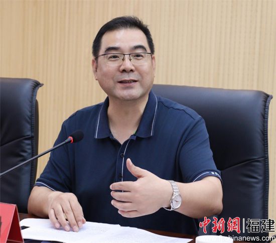 　　寧德市政協(xié)委員、市僑聯(lián)主席陳衛(wèi)良發(fā)言。 林榕生 攝