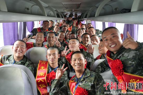 　　新戰(zhàn)友合影。潘岱唯 攝