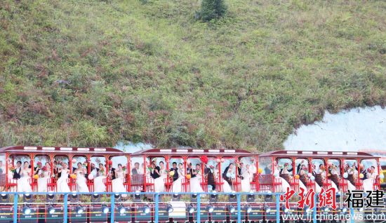 　　新人搭乘“幸福列車”入場。林榕生 攝