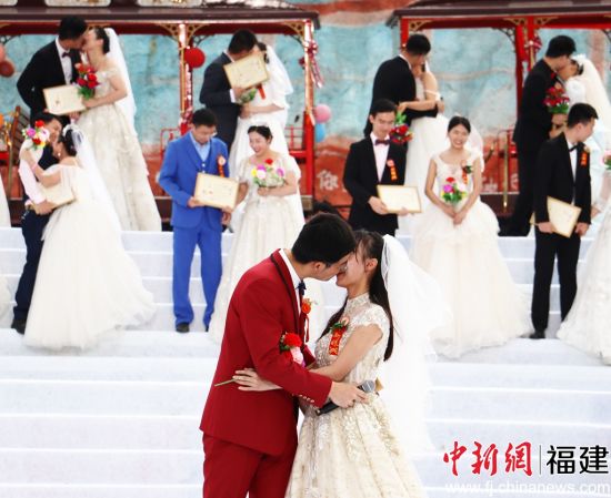 　　百對新人集體成婚，甜蜜現(xiàn)場。林榕生 攝