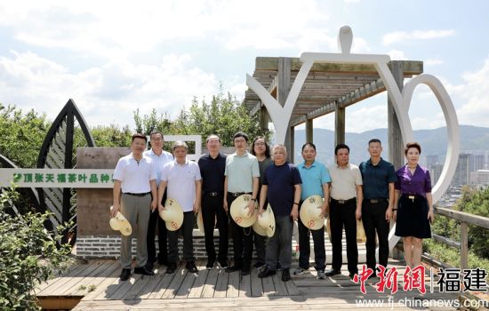 　　福建省文化名家走進寧德職業(yè)技術學院，參觀寧德職業(yè)技術學院夢頂張?zhí)旄２鑸@。 寧德職業(yè)技術學院 供圖