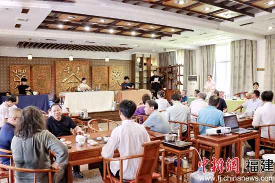 　　福建省文化名家走進寧德職業(yè)技術學院，觀賞《夢頂六和茶藝》表演。 林榕生 攝