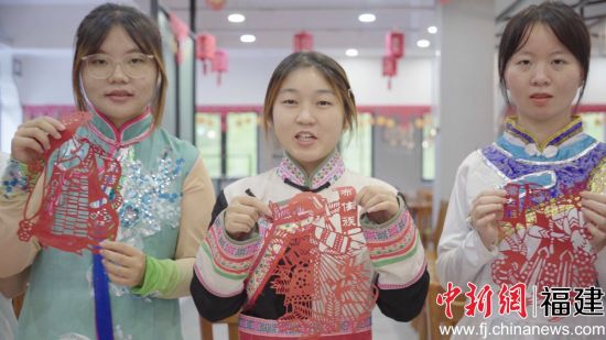 圖為少數(shù)民族學生包月餅共度中秋佳節(jié)。