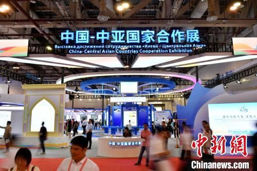 9月8日，第二十三屆中國(guó)國(guó)際投資貿(mào)易洽談會(huì)在福建省廈門市開幕。圖為中國(guó)-中亞國(guó)家合作展館吸引參觀者?！≈行律缬浾?呂明 攝