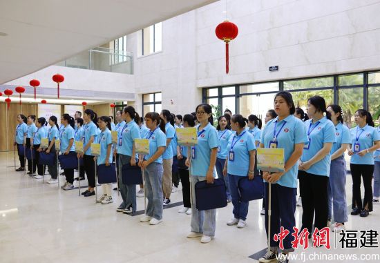 　　參賽者準(zhǔn)備入場。 呂若萱 攝
