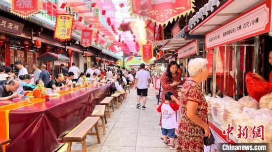 當?shù)貙じ肺缎〕越置朗筹h香，煙火氣濃。葉菀淇攝