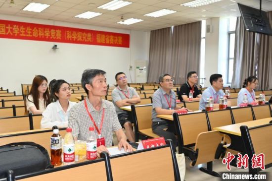 圖為專家評委在賽場上聽取選手介紹。福州大學(xué)供圖