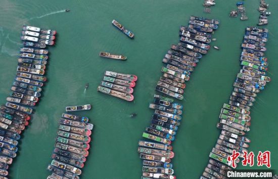 7月23日，漁船在福州市連江縣黃岐國(guó)家中心漁港內(nèi)避風(fēng)。(無(wú)人機(jī)照片)中新社記者 張斌 攝 