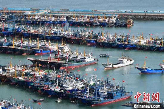 7月23日，漁船在福州市連江縣黃岐國(guó)家中心漁港內(nèi)避風(fēng)。中新社記者 張斌 攝 