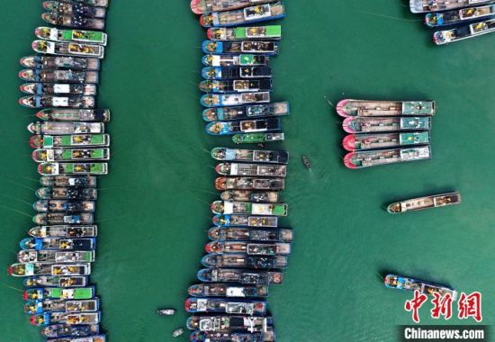 7月23日，漁船在福州市連江縣黃岐國(guó)家中心漁港內(nèi)避風(fēng)。(無(wú)人機(jī)照片)中新社記者 張斌 攝 