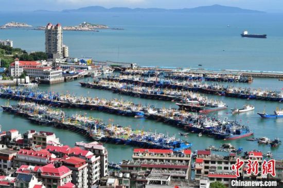 7月23日，漁船在福州市連江縣黃岐國(guó)家中心漁港內(nèi)避風(fēng)。中新社記者 張斌 攝