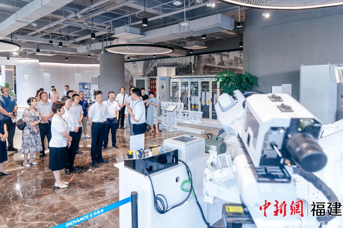 招商代表團一行參訪蘇州匯川技術(shù)有限公司。李南軒 攝