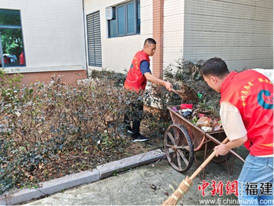 圖為退役軍人沈大治等在社會(huì)福利中心清掃院落。謝丹供圖。