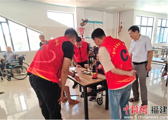 圖為金葉志愿者服務(wù)隊(duì)隊(duì)長(zhǎng)鄭煜等聆聽(tīng)紅色記憶。謝丹供圖。