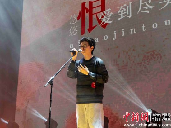 王家赫正在歌唱《讓我歡喜讓我憂》 方荔婷供圖